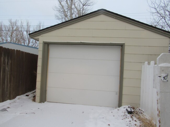 Building Photo - Westside 3 Bed with Garage