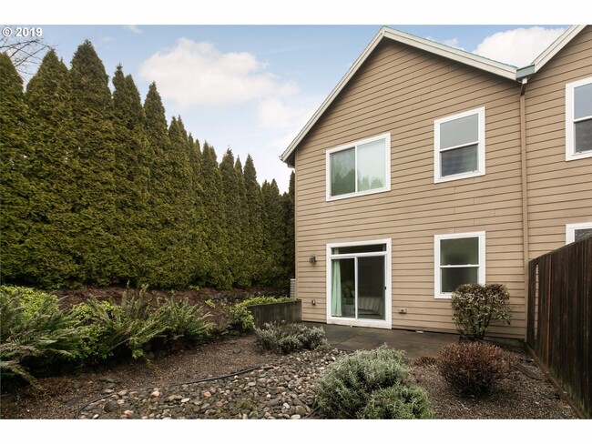 Building Photo - Amazing 3 bed / 2.5 bath Duplex with Bonus Room!