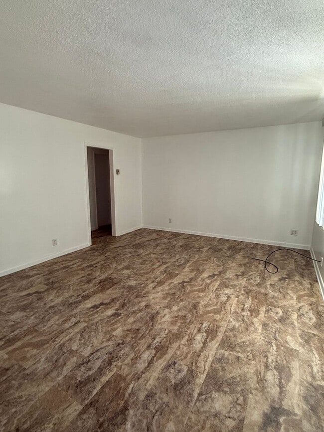 Building Photo - 101-103 N Redwood Ln