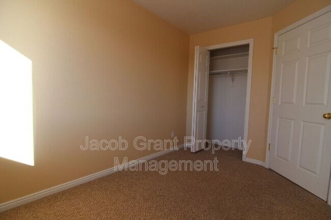 Building Photo - 980 Eve Dr