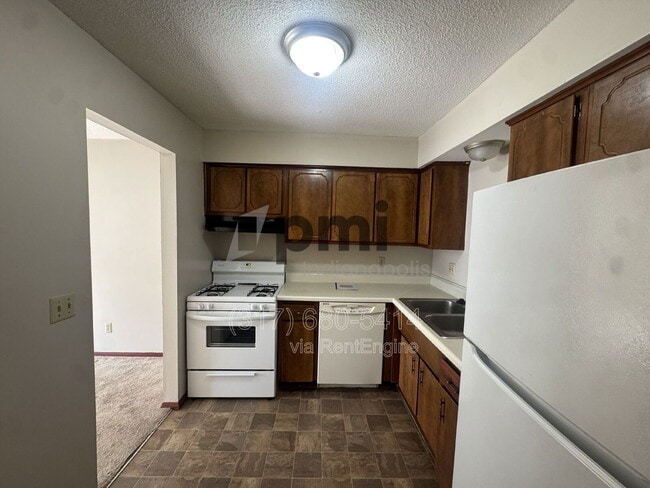 Building Photo - 90 Stornoway Dr W