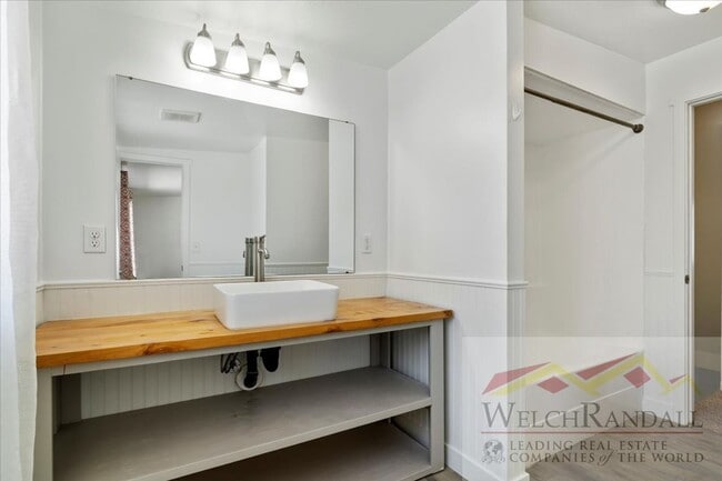 Building Photo - Beautifully Remodeled 3 Bed 2.5 Bath Townh...