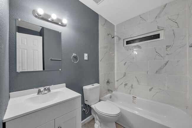 Building Photo - 2 Bed 1 Bath Completely renovated apt - appliances/water provided $900