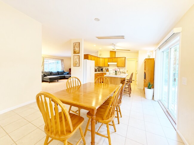 Building Photo - 360 E Rasor Rd