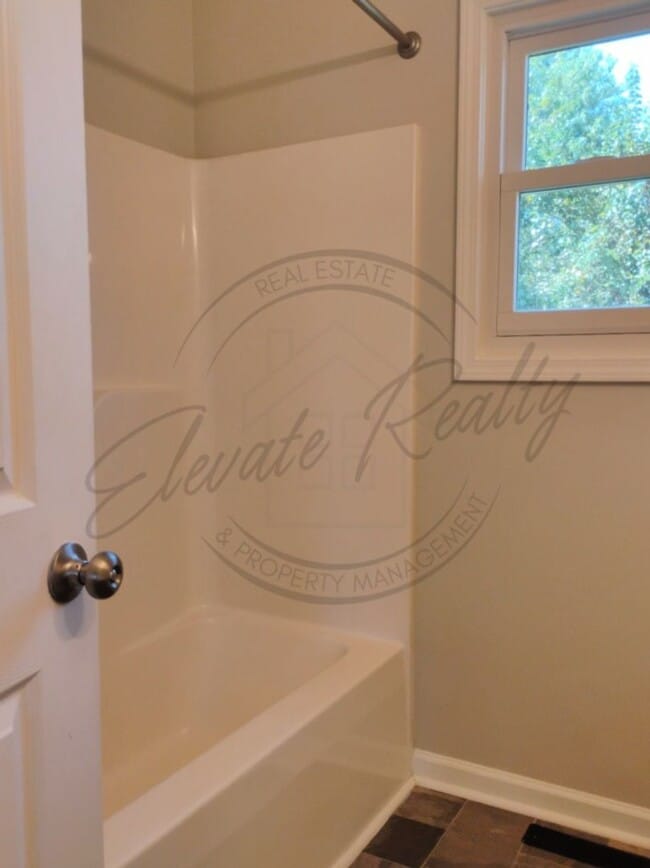 Building Photo - ON SPECIAL! Charming 3 Bedroom Ranch in Cl...