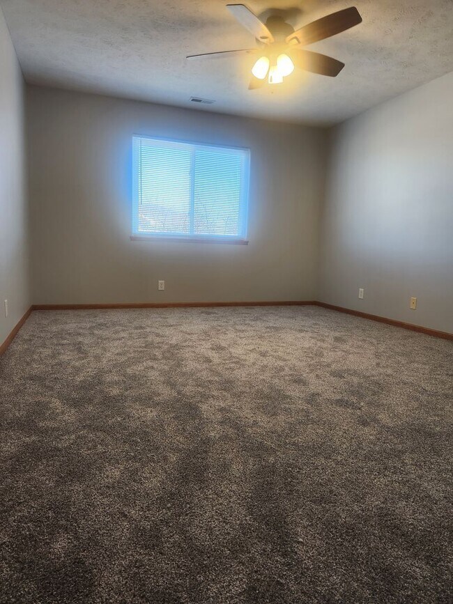 Building Photo - South Lincoln Townhouse with 4 bedrooms, 2 1/2 baths, and 2 stall garage.