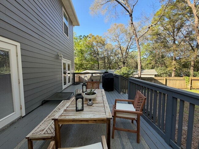 Building Photo - 411B Redwood Ave