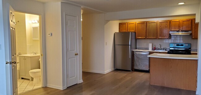 Building Photo - 1307 Balcom Ave