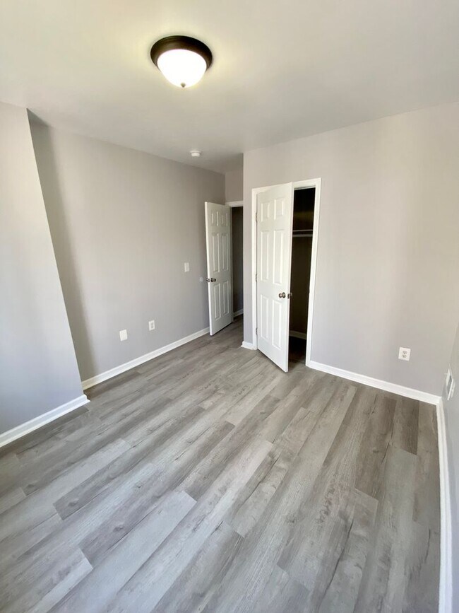 Building Photo - Beautifully Renovated 3-Bedroom Townhouse ...