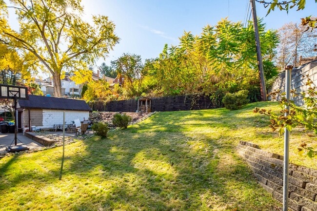 Building Photo - AVAILABLE SEPT 1ST!! GORGEOUS 3 BEDROOM IN...