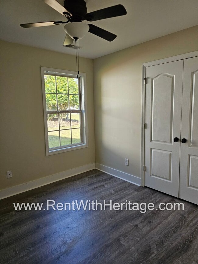 Building Photo - Amazing 4 Bedroom/ 3 Bath Home / Attention...