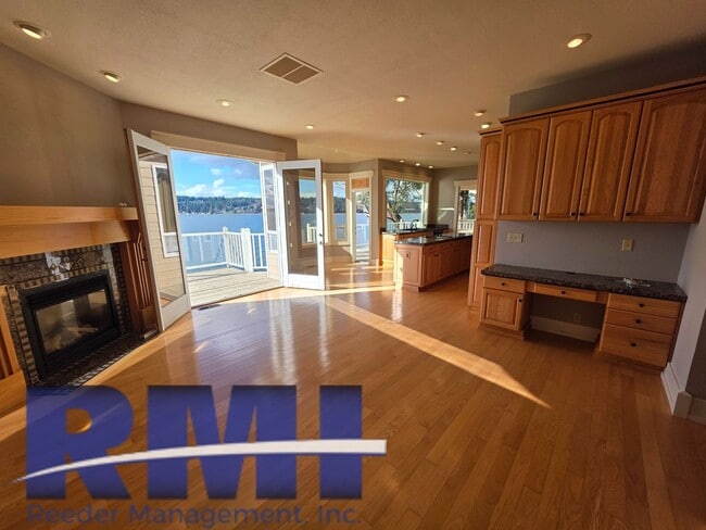 Building Photo - Waterfront Oasis!!!!