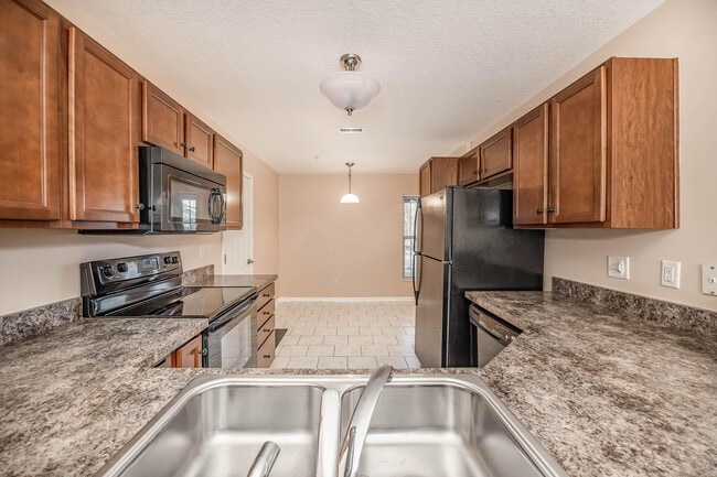 Building Photo - 2215 Rolling Hills Dr