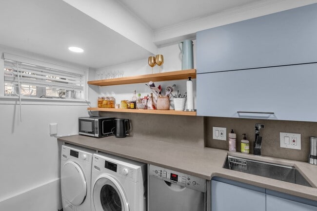 Building Photo - Charming and light-filled garden condo in ...