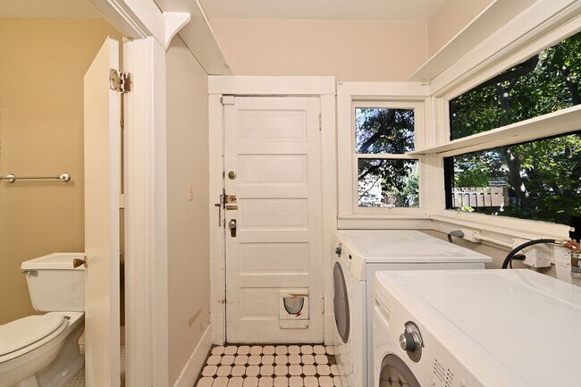 Building Photo - Charming & Spacious 4-Square 3 BR/1.75 BA ...