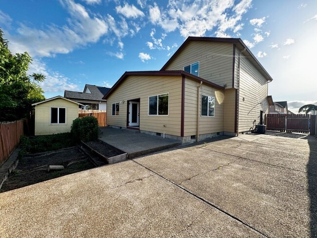 Building Photo - Spacious 3-4 Bedroom Home with Low Mainten...