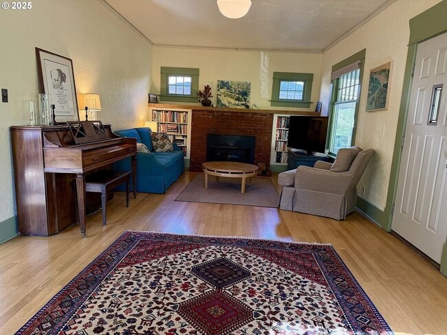 Building Photo - 1702 Cedar St