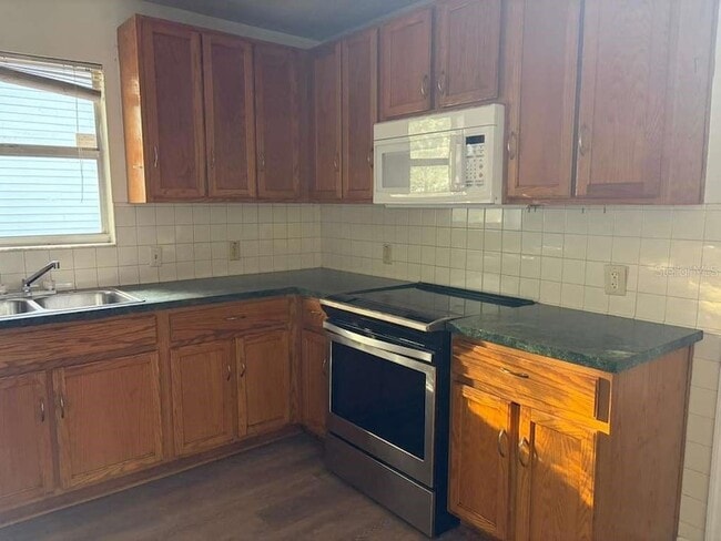 Building Photo - 548 E Walts Ave