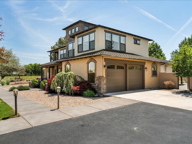 Building Photo - Stunning Tumalo Home on 3.21 Acres with Ca...