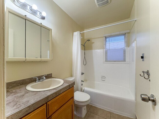 Building Photo - 4253 1/2 S Centinela Ave-
