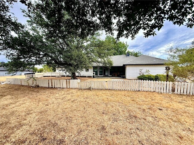 Building Photo - 16235 Red Wood Cir N