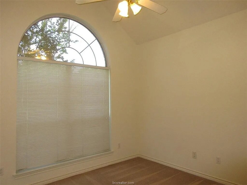 Building Photo - 704 Aster Dr