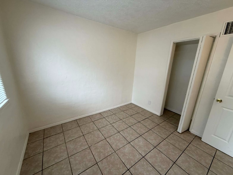 Building Photo - 460 E Delano St