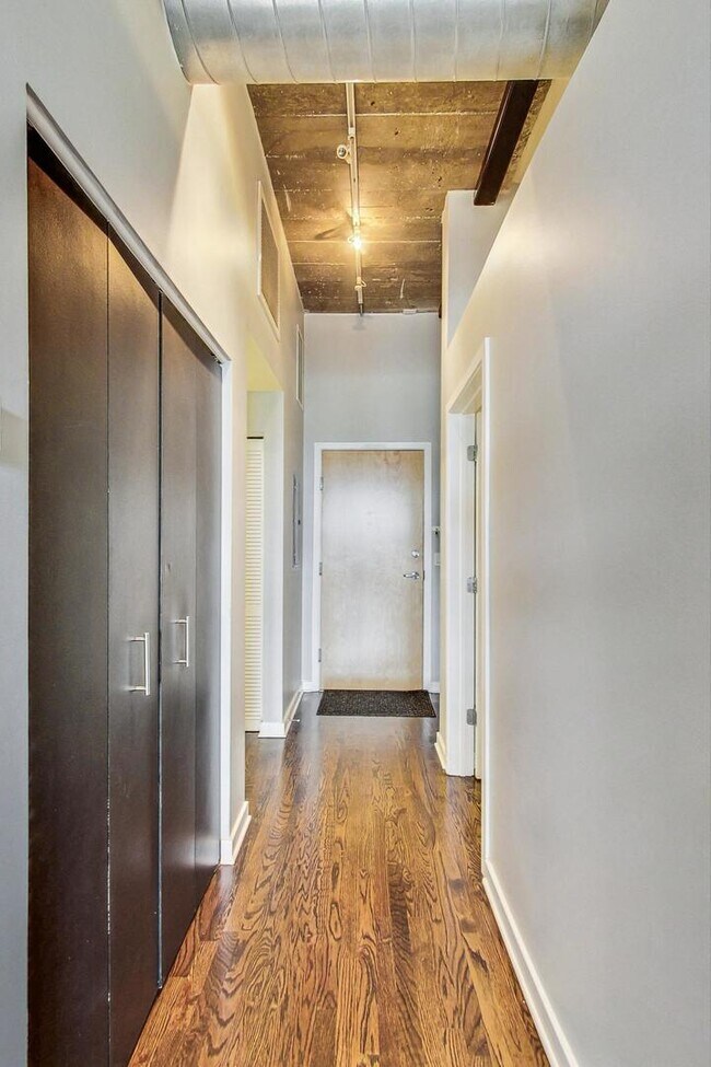 Building Photo - 1111 W 14th Pl