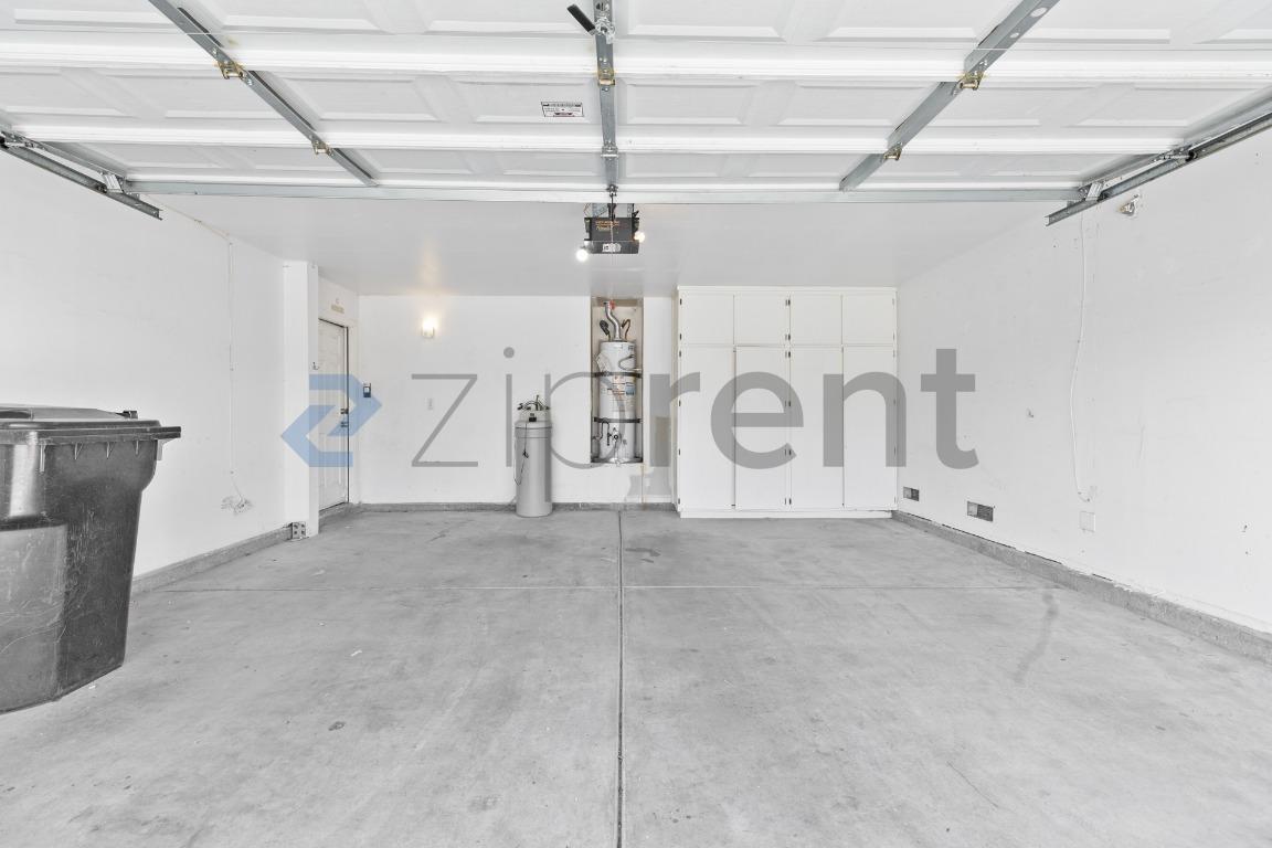 Building Photo - 2455 Silver Sunrise Ln