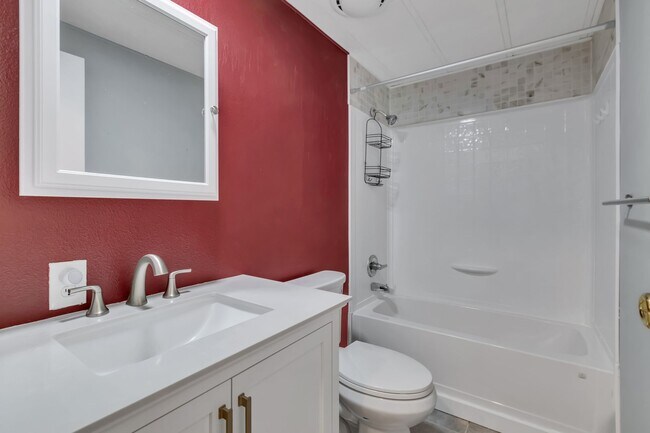 Building Photo - Cozy 3 Bedroom Home on a Large Lot!