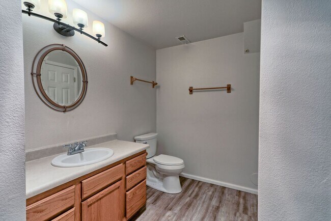 Building Photo - 3 Bedroom 3 Bath Townhome