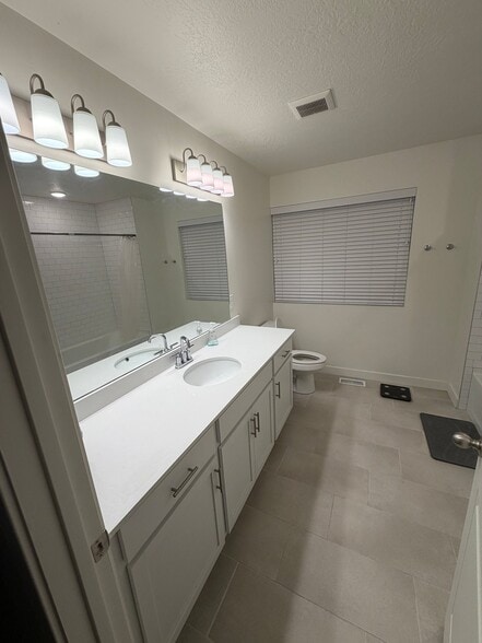 Building Photo - 84 E 200 S