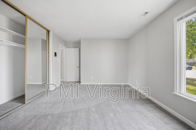 Building Photo - 901 Vincent Ct