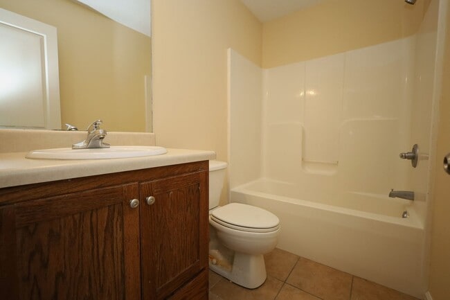 Building Photo - 1801 Chestnut Dr