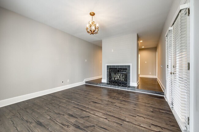 Building Photo - Hard to find Myers Park 2 bed 2 bath 1st floor Gem!