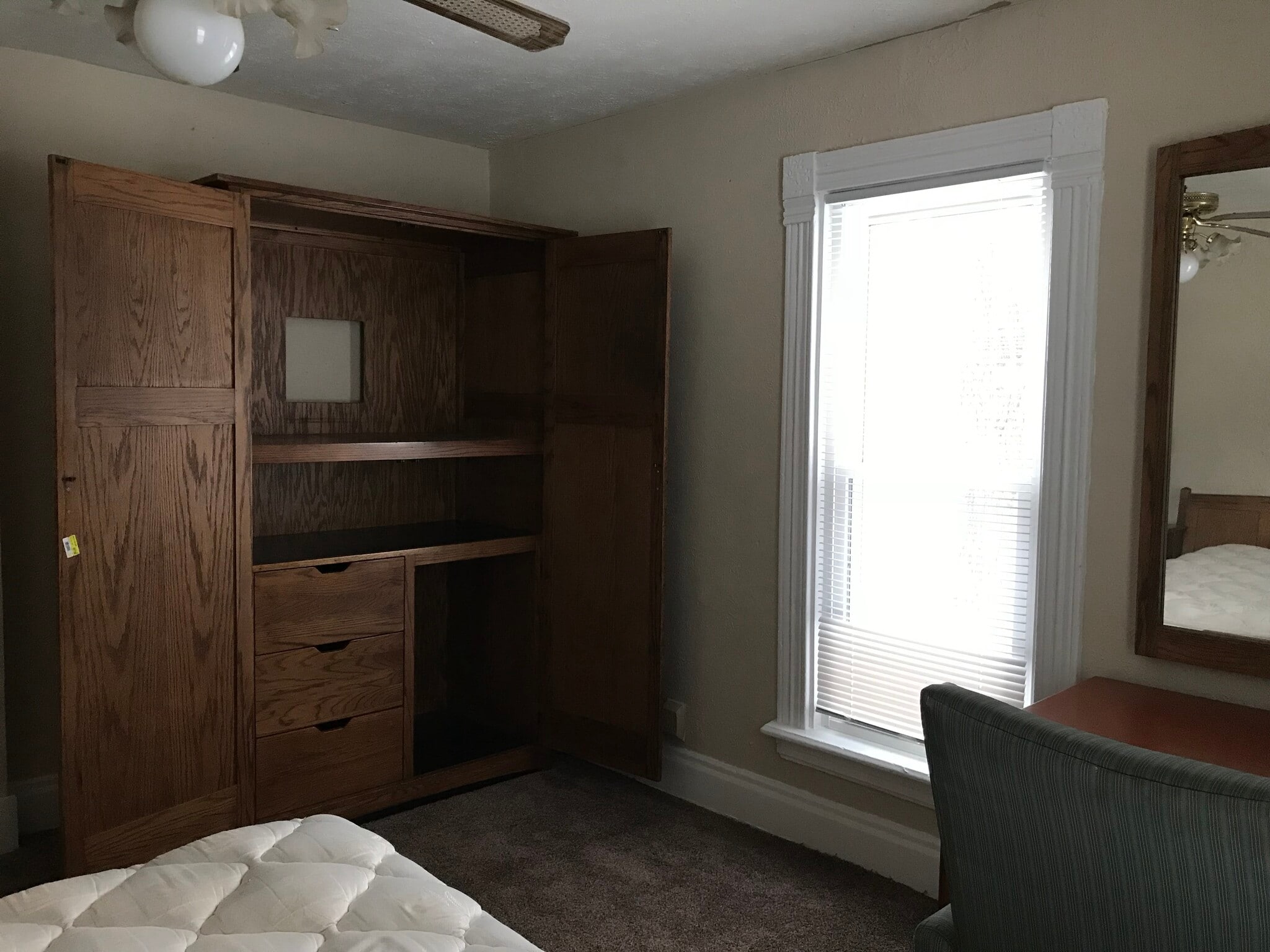 bedroom with work desk and wardrobe - 1111 Sorin St