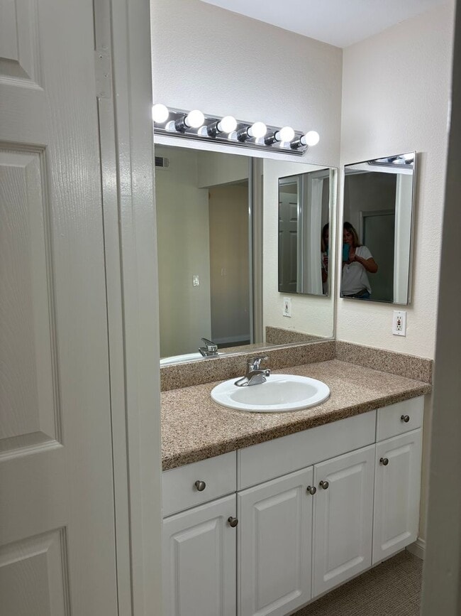 Building Photo - 1 Bedroom Resort Style Living at THE MET! ...