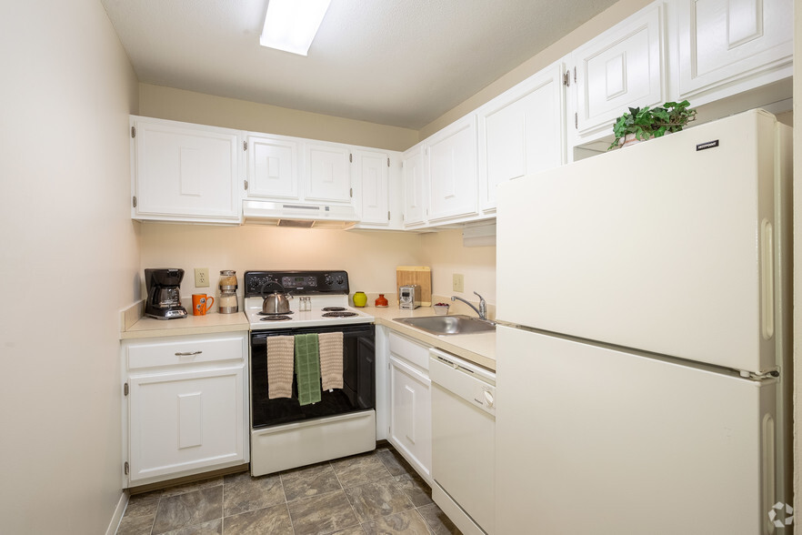 Kitchen - Montcalm Heights Apartments