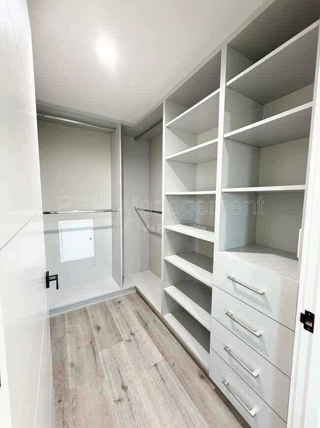 Building Photo - 5923 Laurel Canyon Blvd