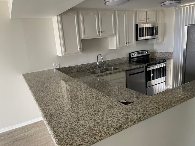 Building Photo - 4337 Marina City Dr