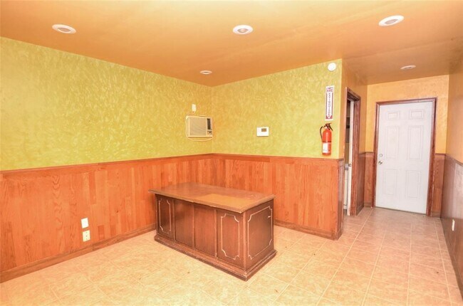 Building Photo - 6813 Bayway Dr
