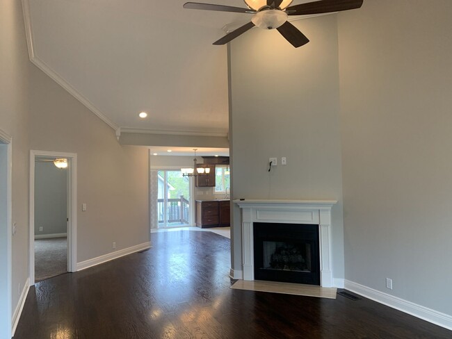 Building Photo - 3 Bed, 2 Bath Home w/ 1 Car Garage and Fen...