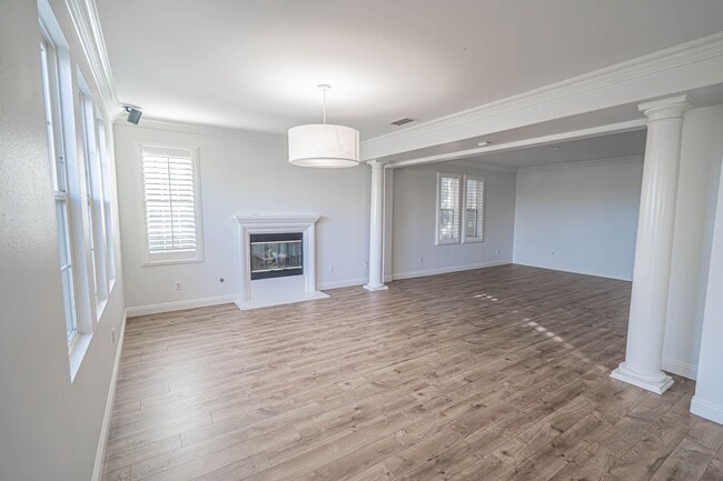 Building Photo - Spacious 4-Bedroom Home with Downstairs Bed/Bath & Full Community Access in Valencia!