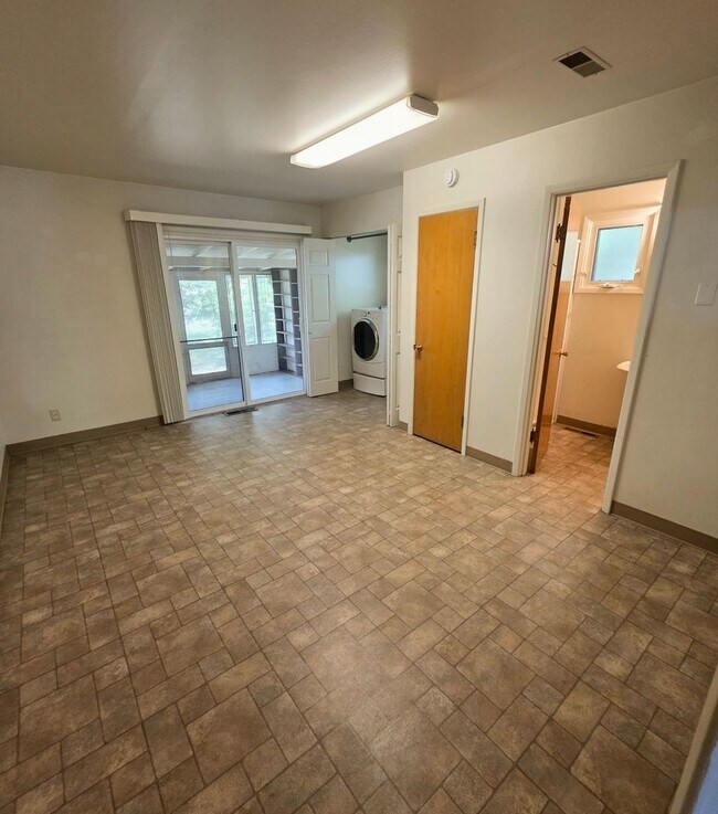 Building Photo - Country Garden in City Limits