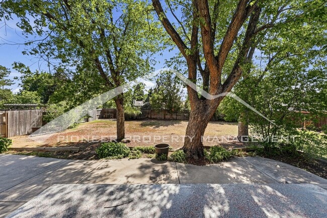 Building Photo - Charming Home with Washer/Dryer and 2-Car Garage