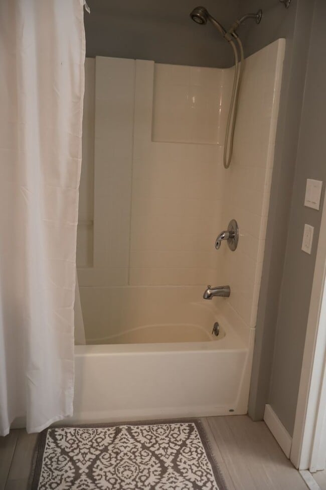 Building Photo - Pet Friendly 1 Bedroom in Downtown Bozeman