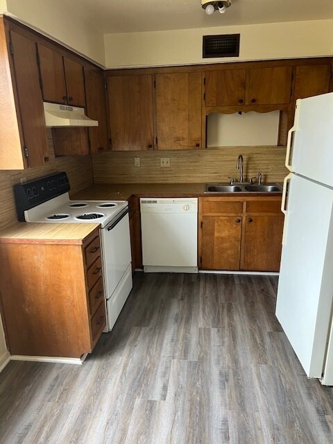 Interior Photo - 208 Veterans Ave