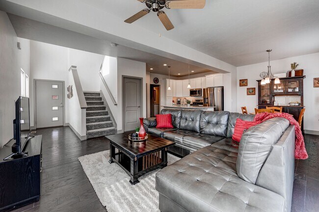 Building Photo - 2 Bedroom Luxury townhome