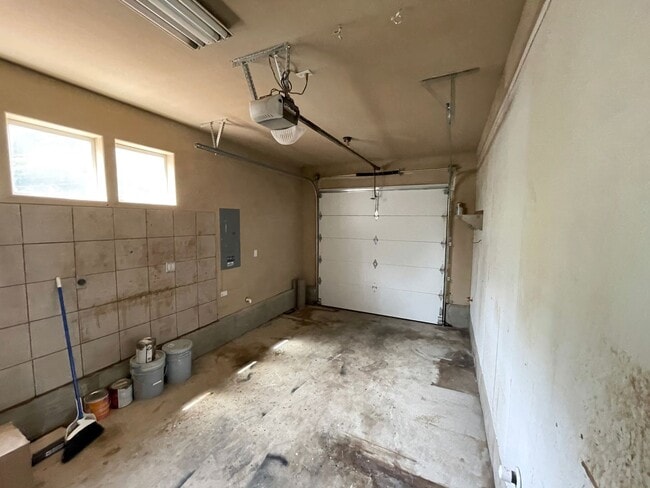 Building Photo - Lovely St Johns Home with Attached Garage, Outdoor Space, Washer/Dryer In Unit