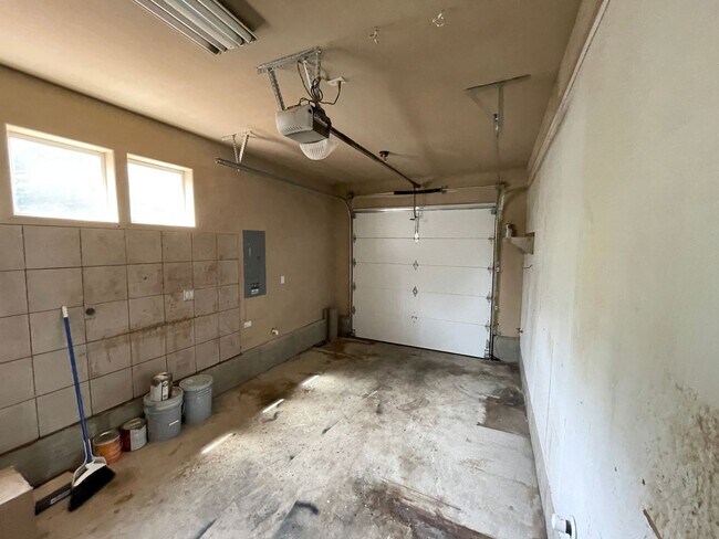 Building Photo - Lovely St Johns Home with Attached Garage,...